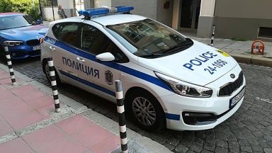 Издирват нападател, ранил служителка при обир на газстанция в София