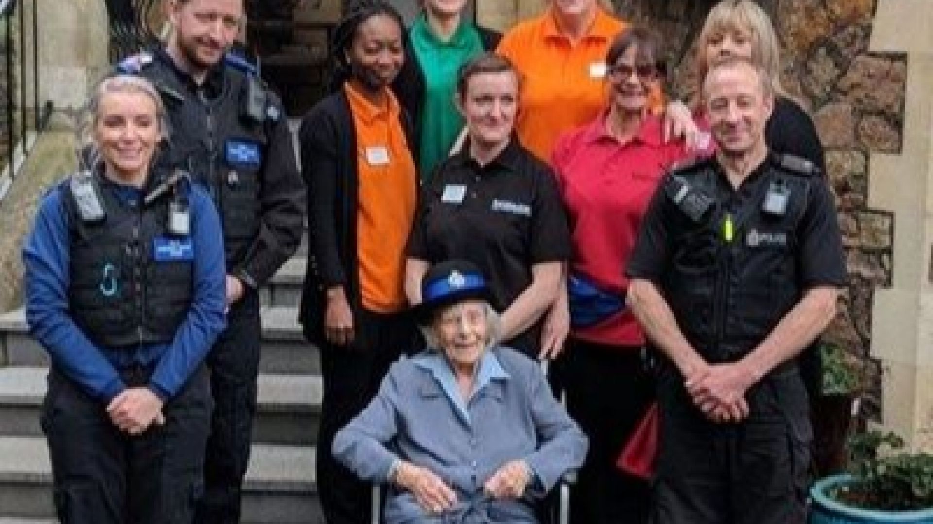 Британски полицаи арестуваха 104-годишна жена, за да изпълнят заветното й