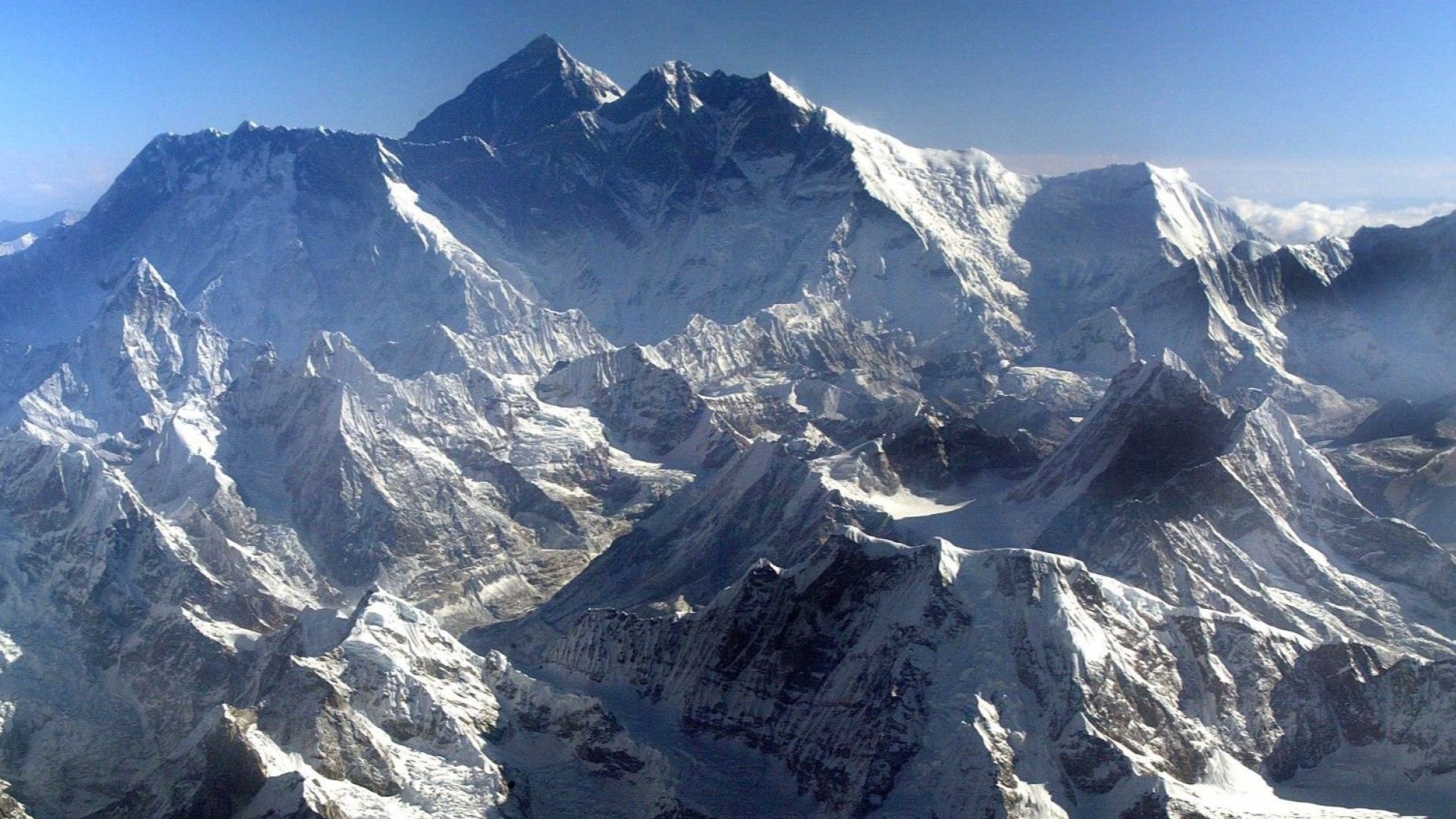 Близо 300 алпинисти са загинали по пътя към най високия връх