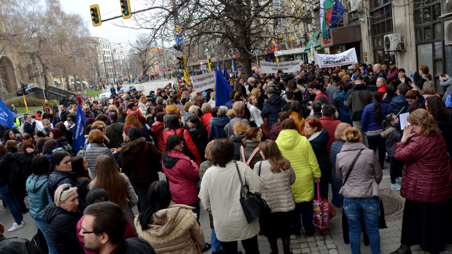 Десетки медицински специалисти блокираха движението пред МЗ