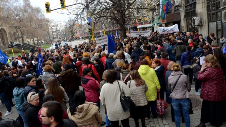 Десетки медицински специалисти блокираха движението пред МЗ