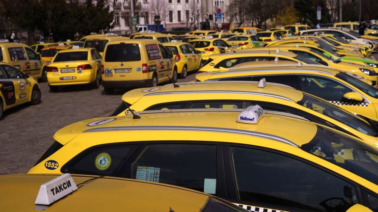 Протестиращи превозвачи и таксита блокират София в знак на протест.
