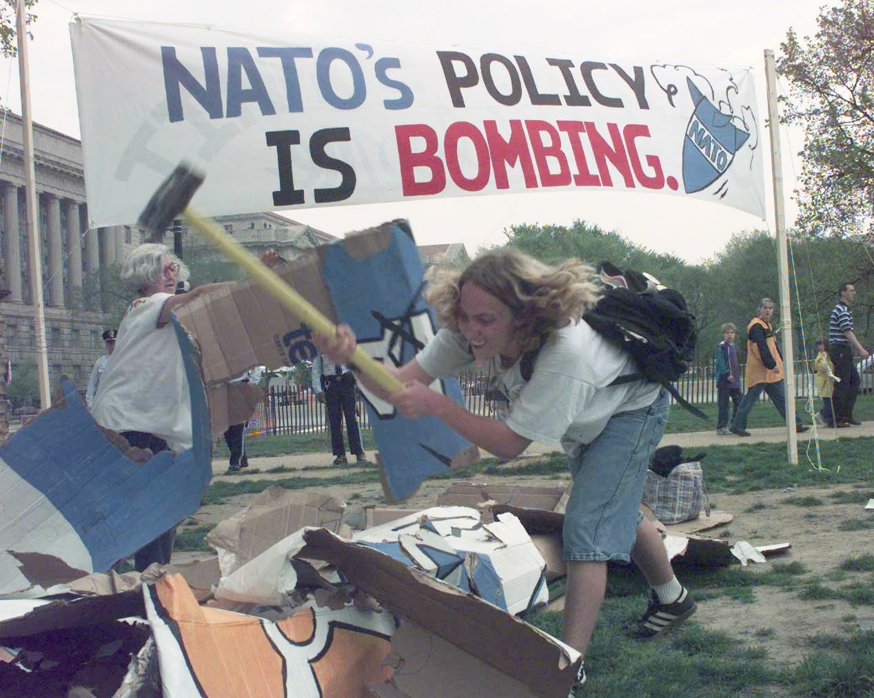 23 април 1999 г., Вашингтон: Активистка, протестираща срещу бомбардировките на НАТО в Югославия, унищожава макет на ядрено оръжие недалеч от мястото, където се провежда среща по повод 50 г. НАТО 23 април 1999 г., Вашингтон: Активистка, протестираща срещу бомбардировките на НАТО в Югославия, унищожава макет на ядрено оръжие недалеч от мястото, където се провежда среща по повод 50 г. НАТО