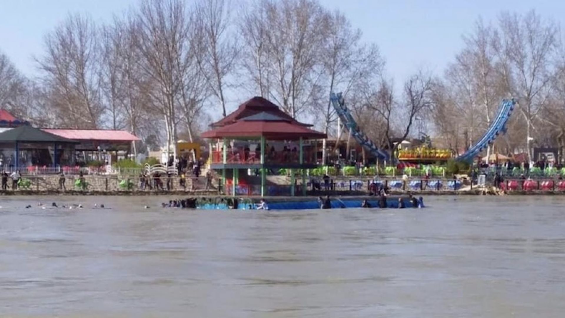 Ферибот препълнен с хора празнуващи кюрдската Нова година потъна днес