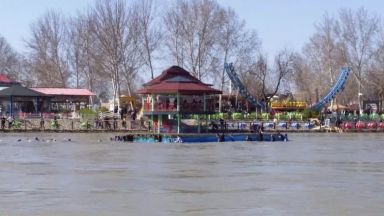 Близо 100 души загинаха при потъване на ферибот 