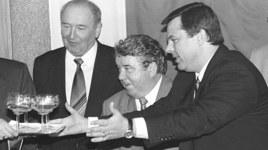 Евгени Бакърджиев преговаря с Рем Вяхирев за доставките на газ, София, 1998 година