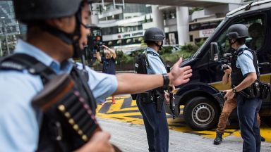  Шофьор се вряза с колата си в тълпа от хора в Китай