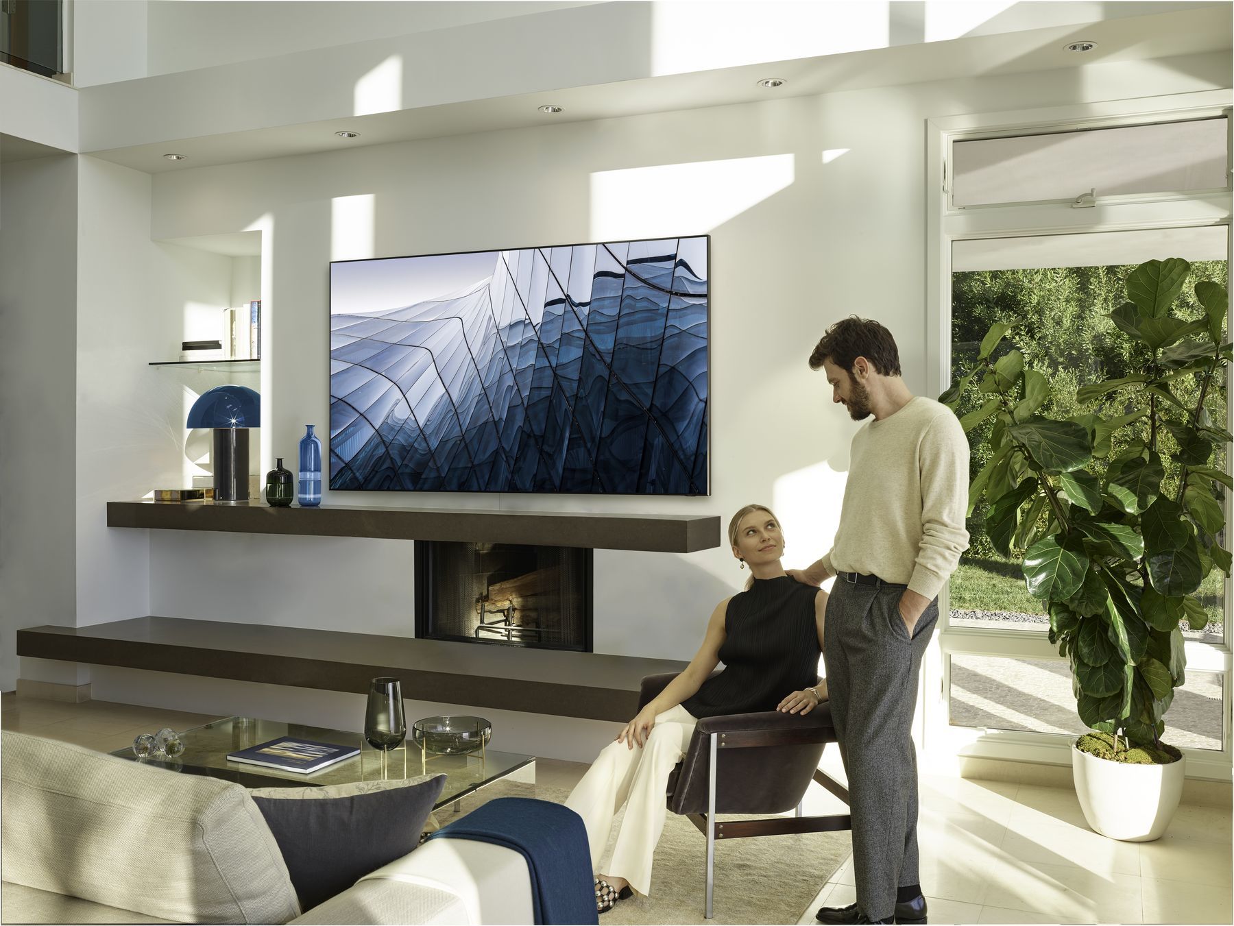 Телевизоры в умном доме яндекса. Самсунг телевизор 2019г. Телевизор диагональю 65 дюймов самсунг. Телевизор самсунг 65 дюймов дома. Телевизор самсунг 85 дюймов на стене.