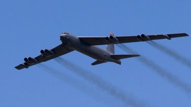 САЩ слага нови двигатели на 70-годишния бомбардировач B-52