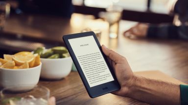 Amazon подобрява значително най-достъпния си Kindle
