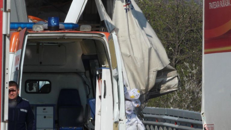 Тежка катастрофа между микробус и ТИР затруднява движението по магистрала