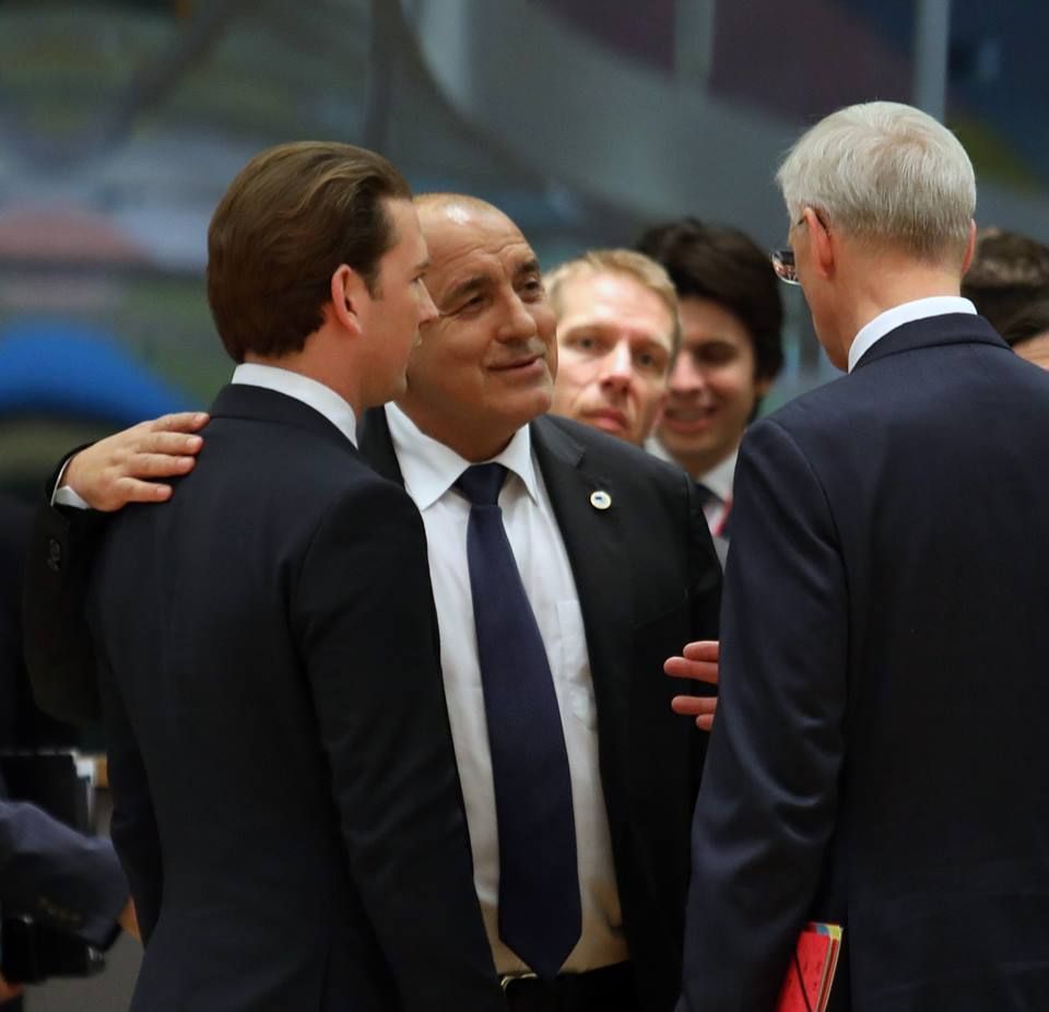 Бойко Борисов, прегърнал австрийския канцлер Себастиан Курц  на форум на ЕС 