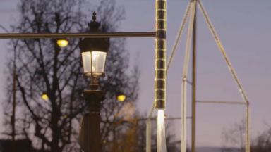 Шест фонтана с кристали "Сваровски" светят на "Шан-з-Елизе" (видео)