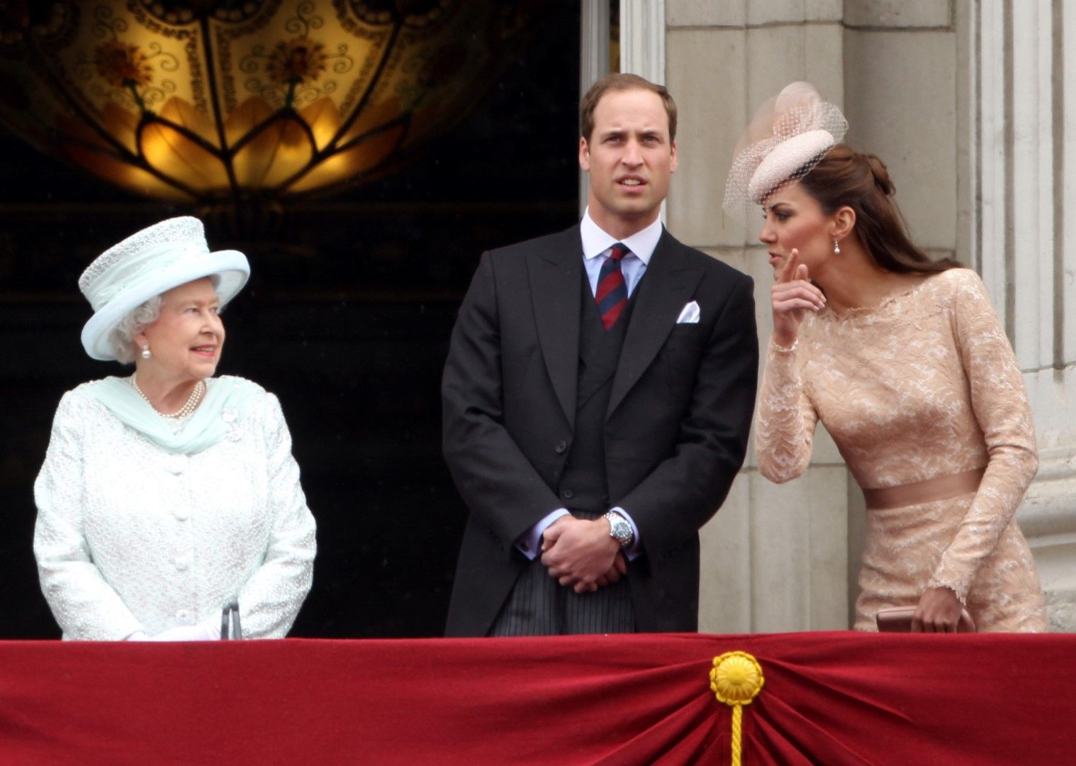 кралица Елизабет, принц Уилям и Кейт Мидълтън