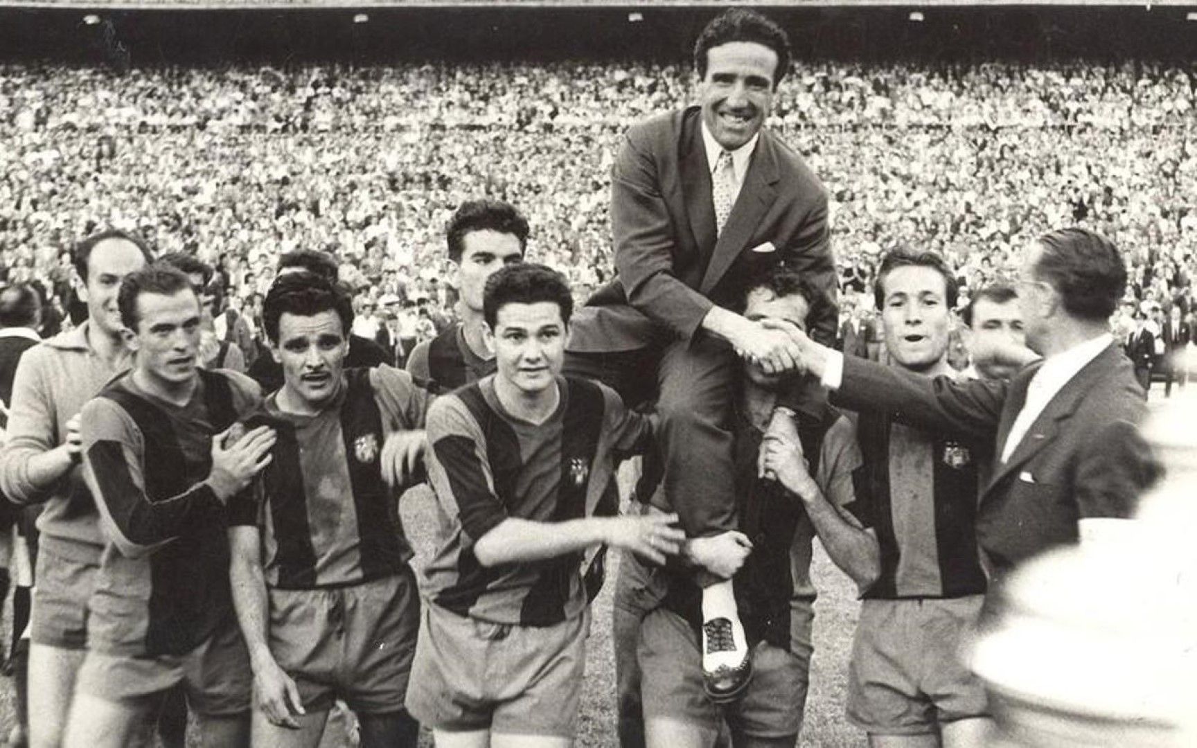7. Еленио Ерера - бащата на катеначото. Аржентинецът прилага странните си тогава идеи за 5-3-2 и печели по две титли на Испания с Атлетико и Барселона, извежда каталунците и до европейска слава. Легендарното си име обаче изгражда като треньор на Интер, един от най-силните тимове в историята. Две поредни Шампионски лиги и три титли на страната го увековечават в историята на играта.
