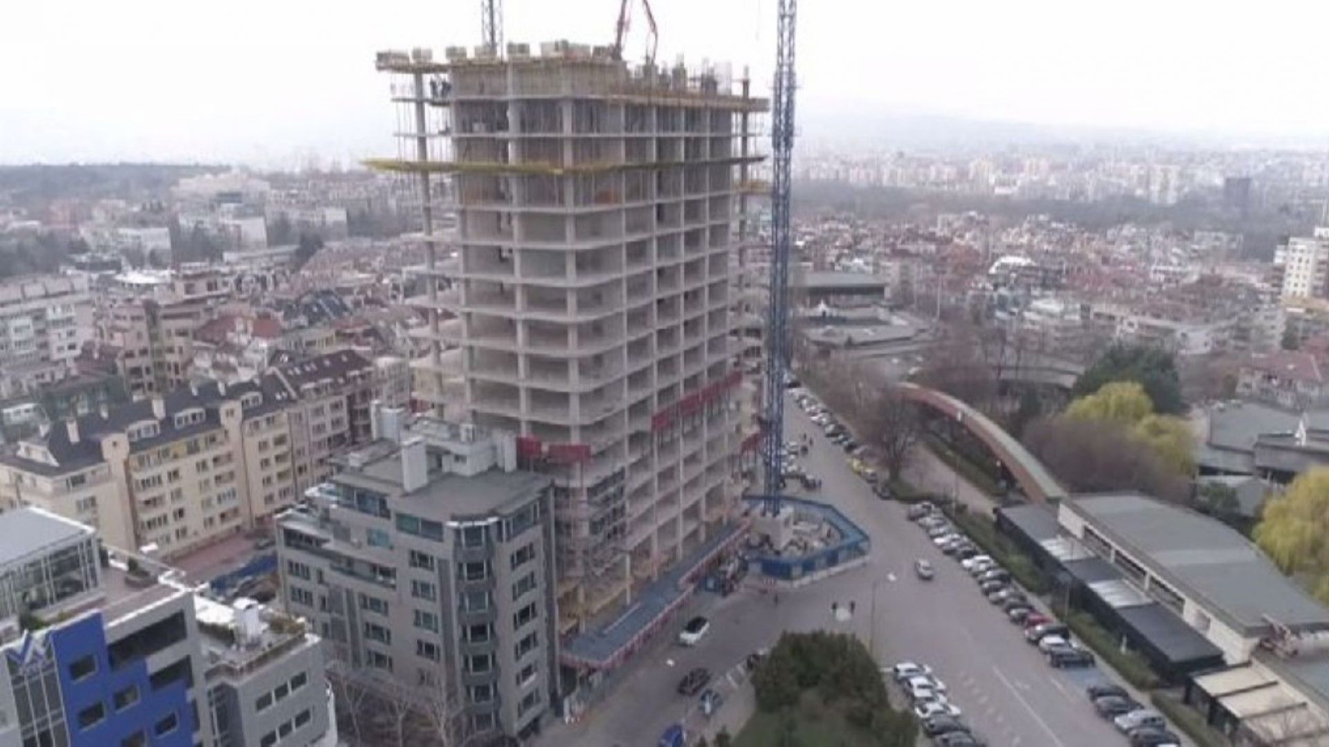 Скандалът с апартаментите на властта се пренасочва от имотните сделки