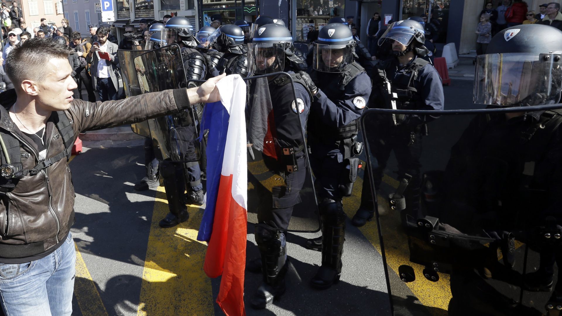 Нова протестна събота във Франция, но без Шансз-Елизе (снимки)