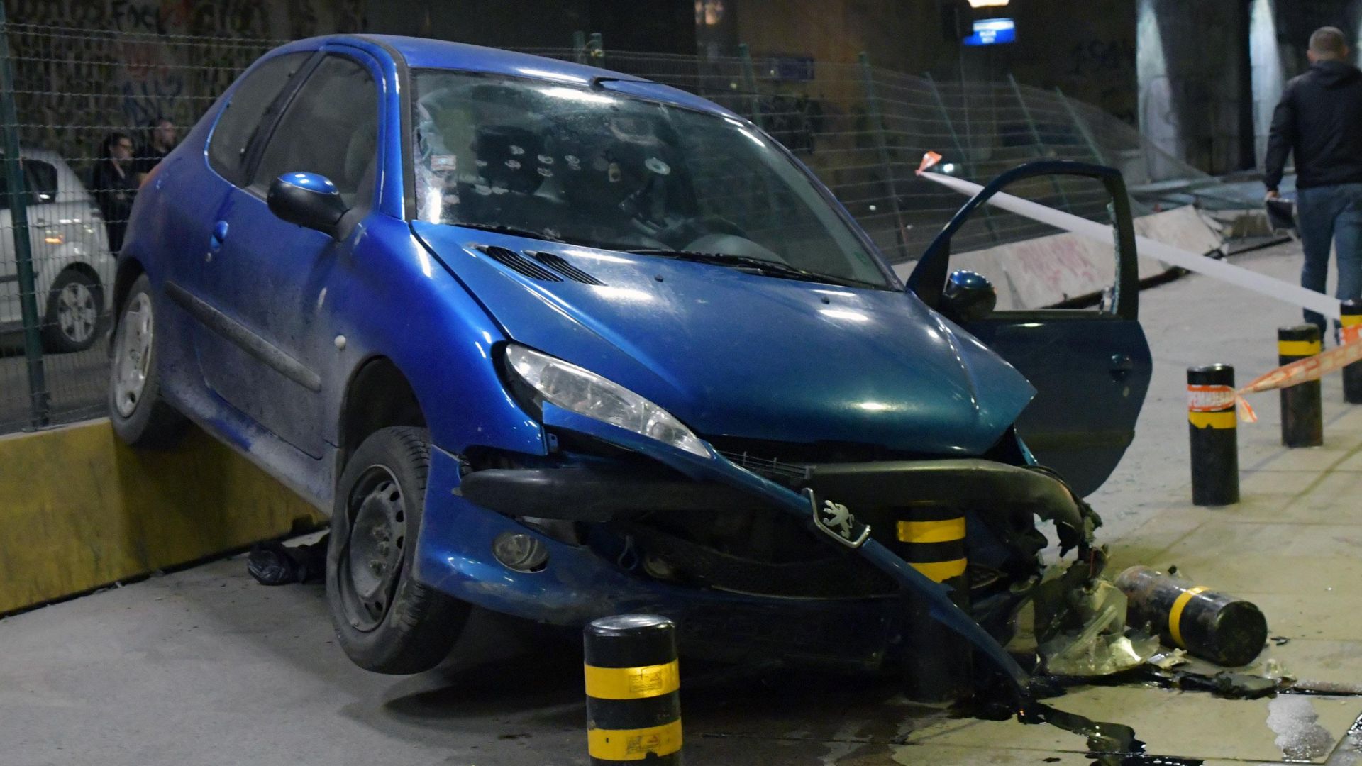 Лек автомобил Пежо катастрофира на тролейбусна спирка в подлеза на