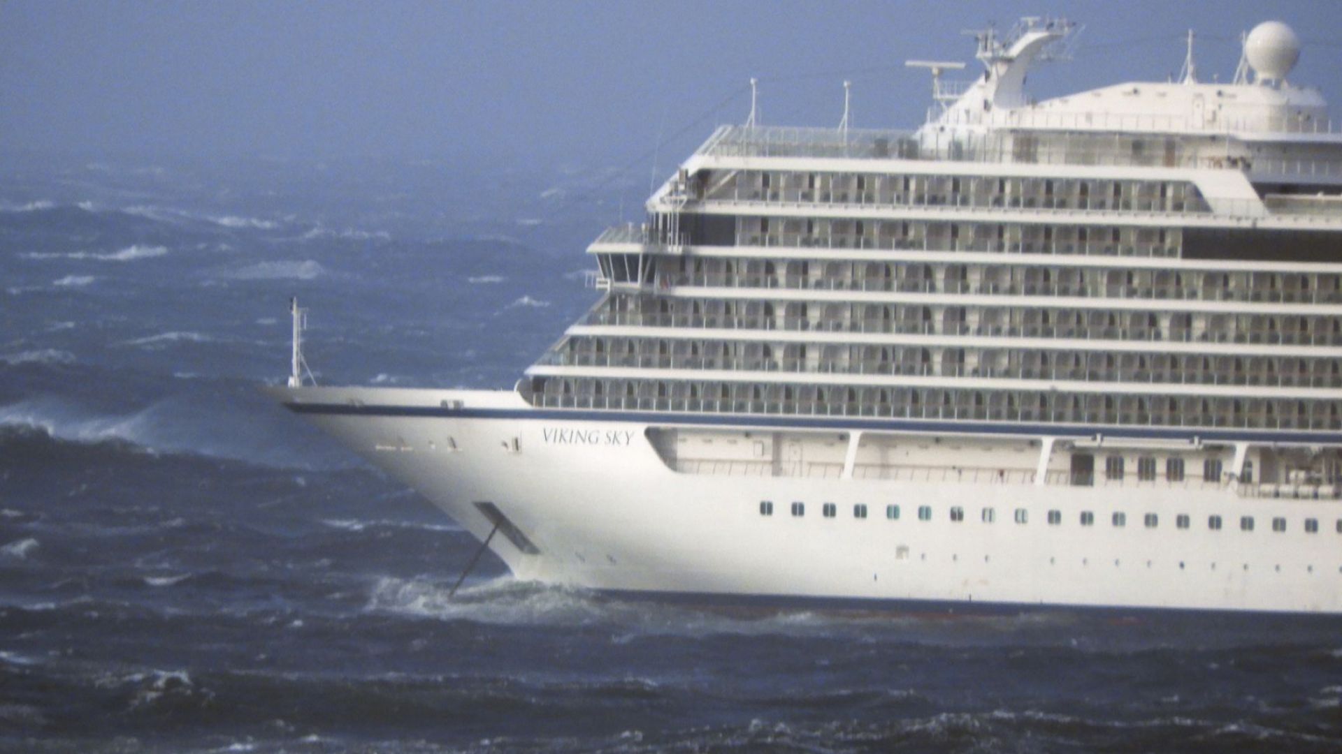 Круизен кораб аварира край Норвегия, евакуират 1300 пътници (снимки)