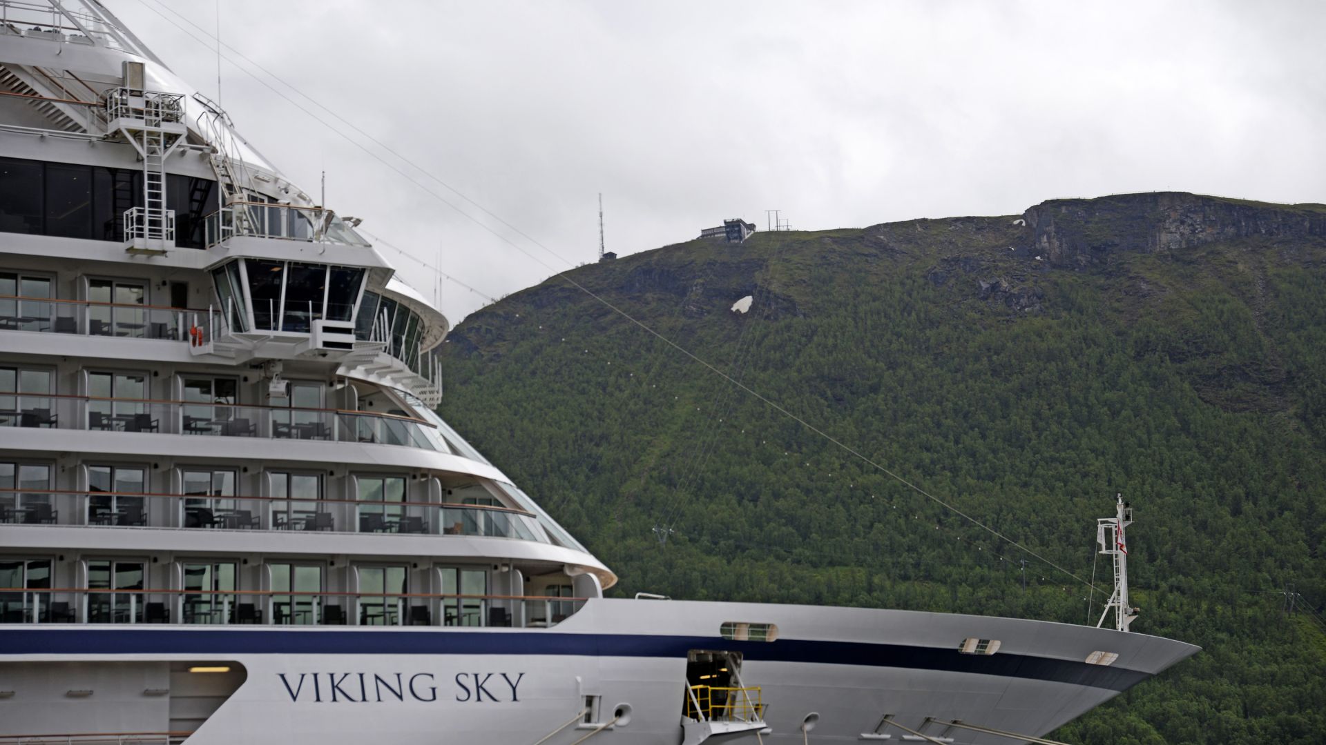 Всички 1300 души на кораба чийто двигатели отказаха вчера недалеч