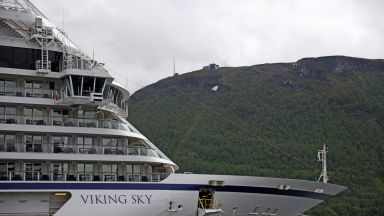 Пътник от лайнера Viking Sky: Хранехме се, когато прозорците се счупиха и вода нахлу в салона