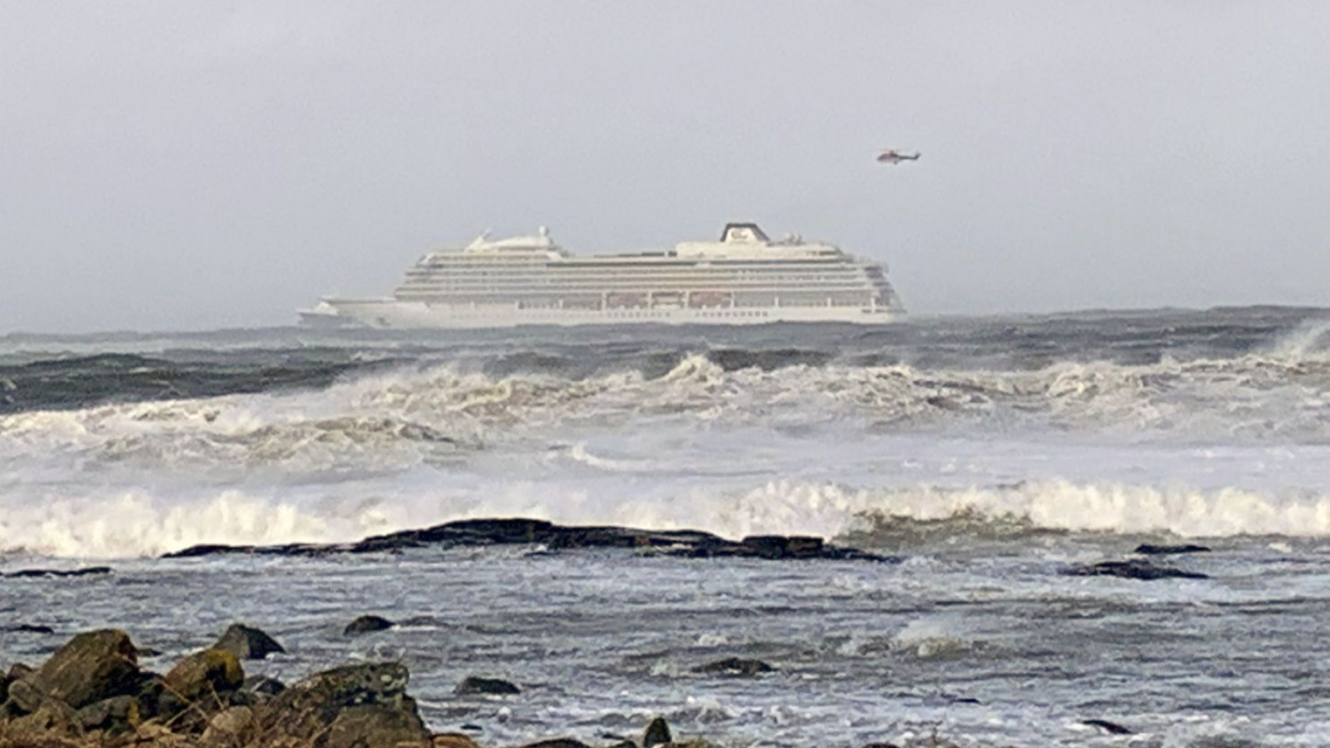 Спасителни хеликоптери евакуират хора от круизния кораб претърпял повреда на