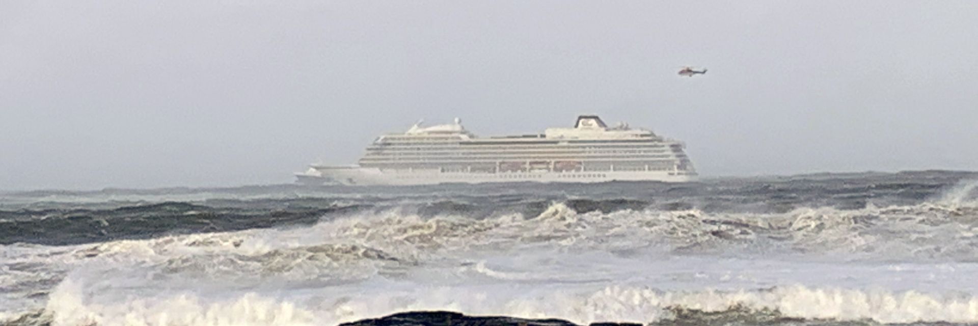 Хеликоптери евакуират пътниците на авариралия круизен кораб