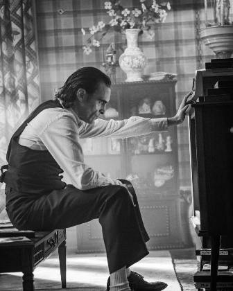 Тод Филипс пусна кадър от "Жокера"