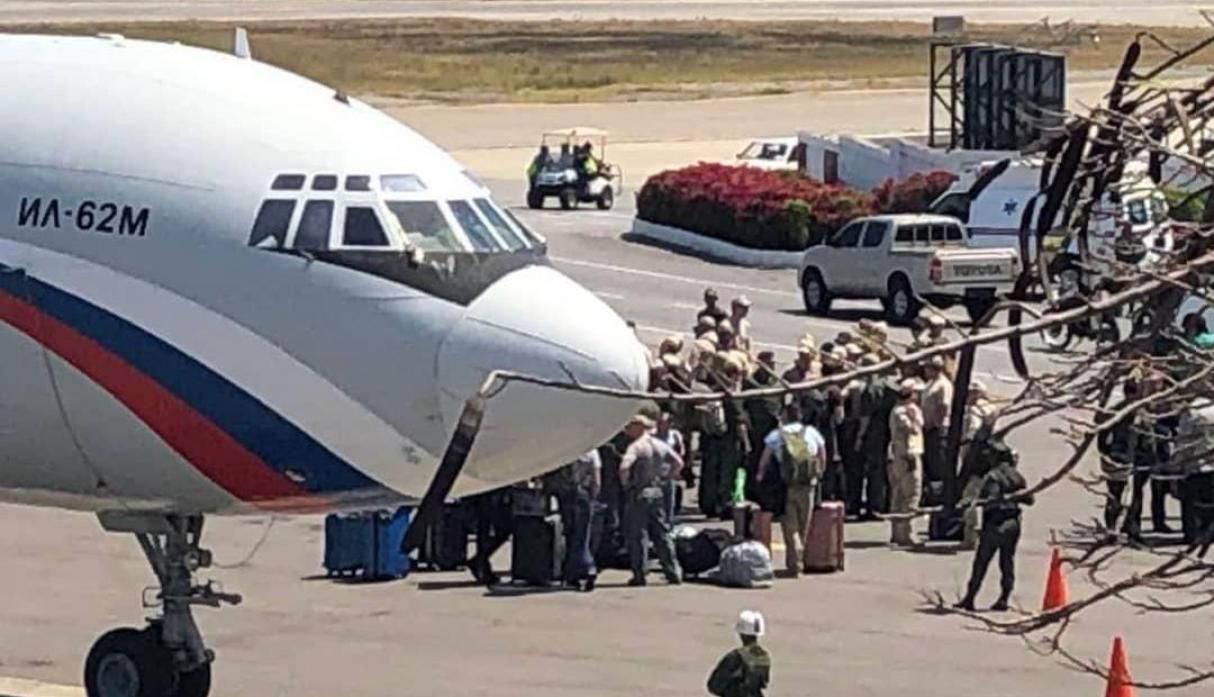 Групата руски военни и цивилни на летището във Венецуела