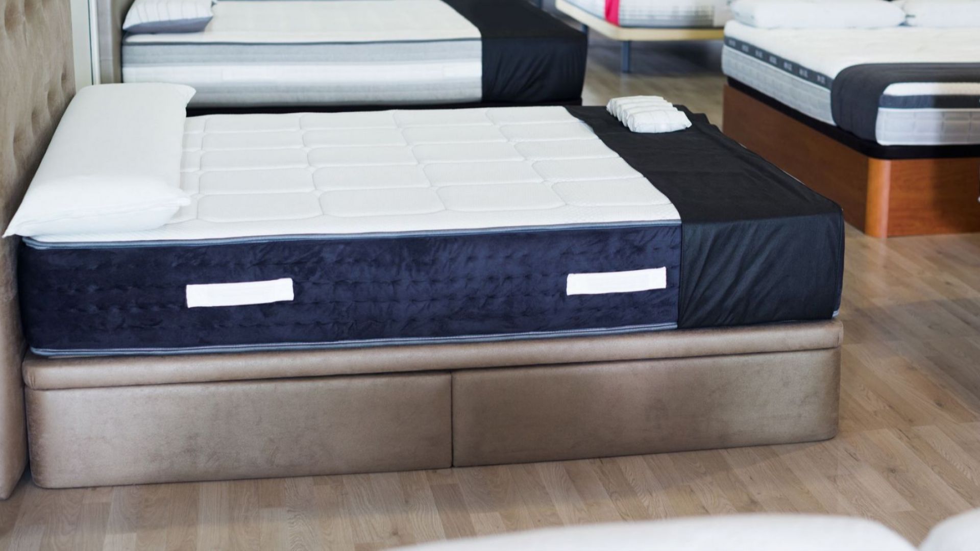 Десетки възрастни хора от цялата страна са измамени от търговец