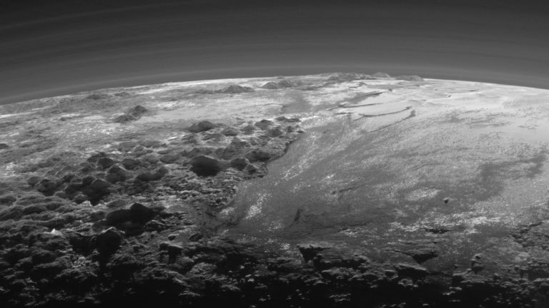 На Плутон са забелязани следи от ледени вулкани