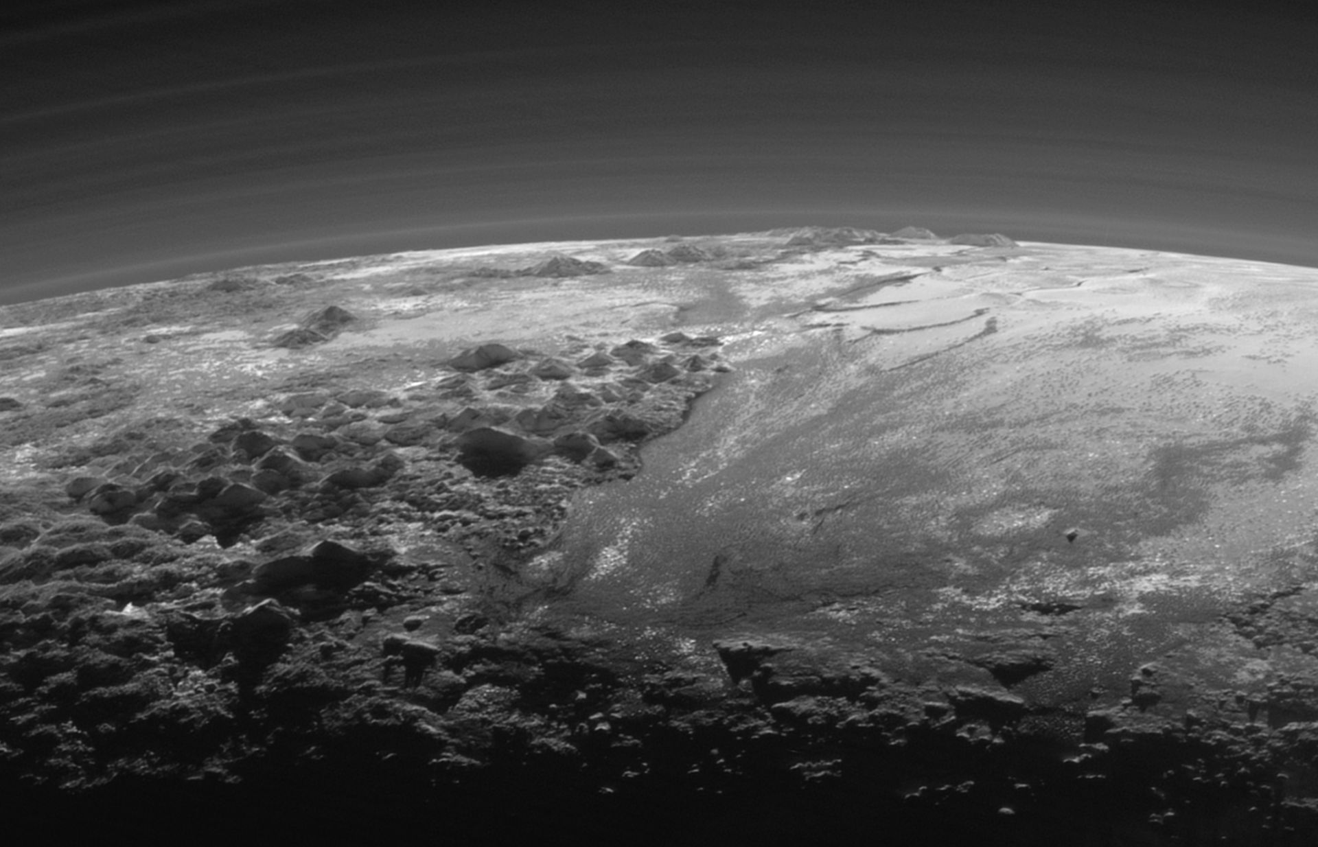 Плутон се оказа динамичен свят с променлив климат и синя атмосфера
