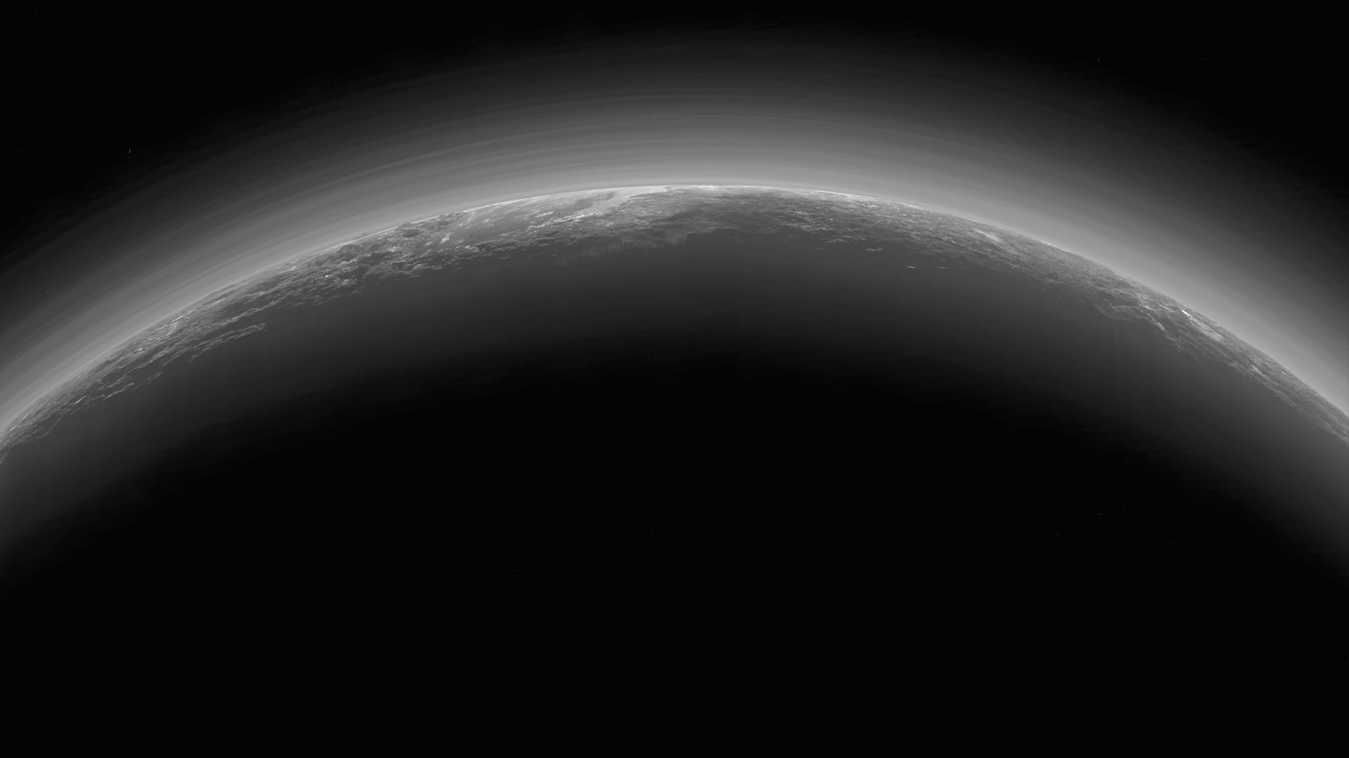 Плутон изненада учените и със своята атмосфера