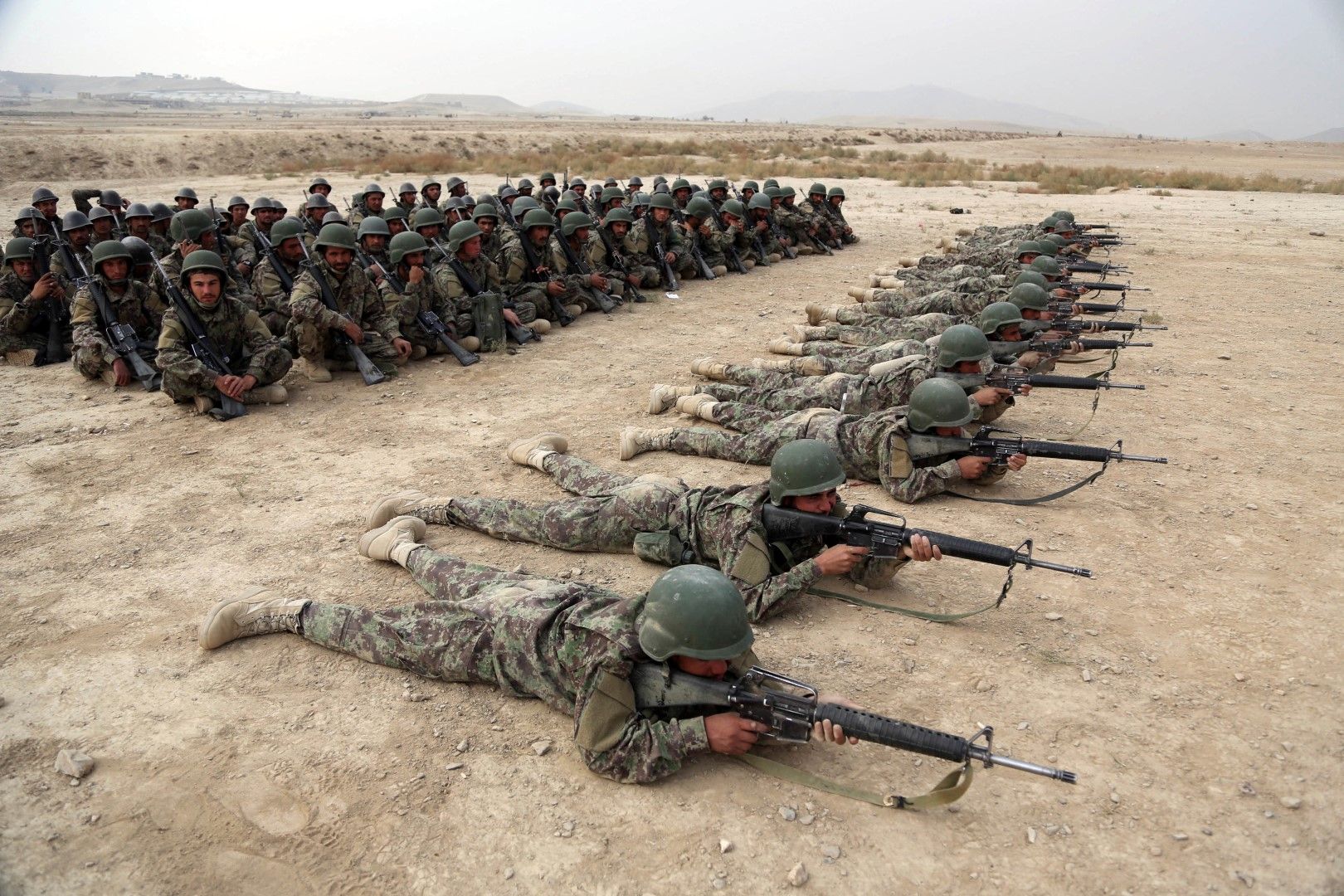 Афганистански войници от правителствената армия по време на учение по стрелба