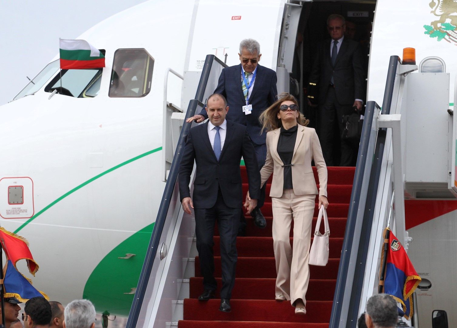 Румен Радев пристигна в Кайро със съпругата си. Двамата с Десислава Радева се държаха за ръце, докато слизаха от самолета