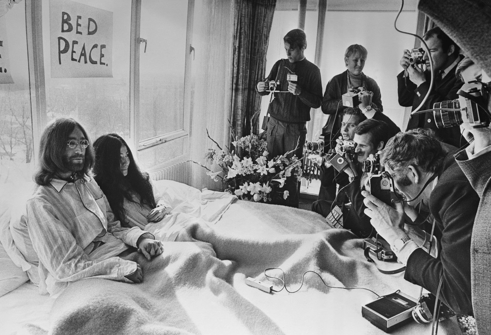 Джон Ленън и Йоко Оно на известния им протест в леглото в президентския апартамент на хотел "Хилтън" в Амстердам