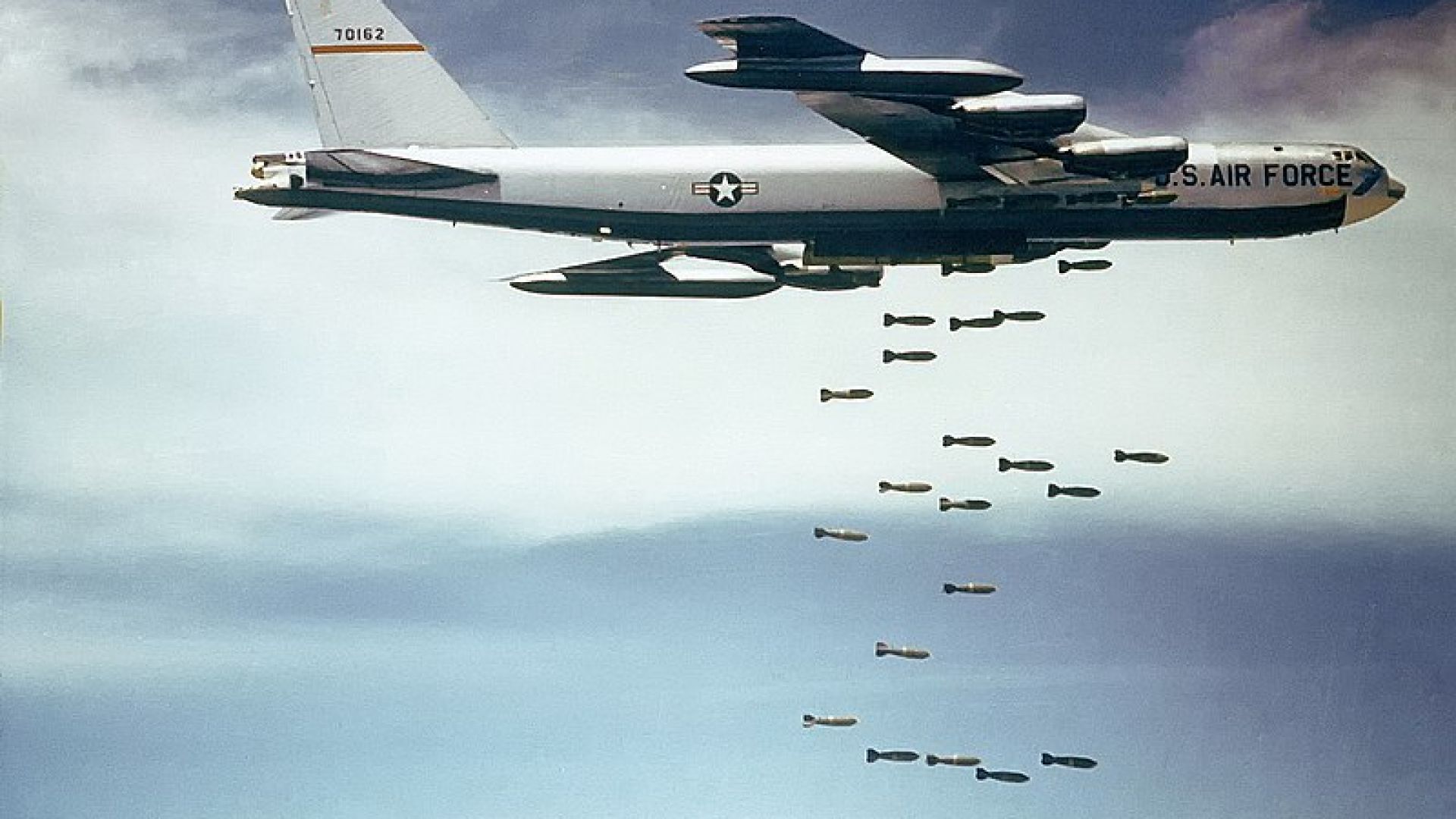 Три американски стратегически бомбардировача Boeing-52H Stratofortress са се приближили до