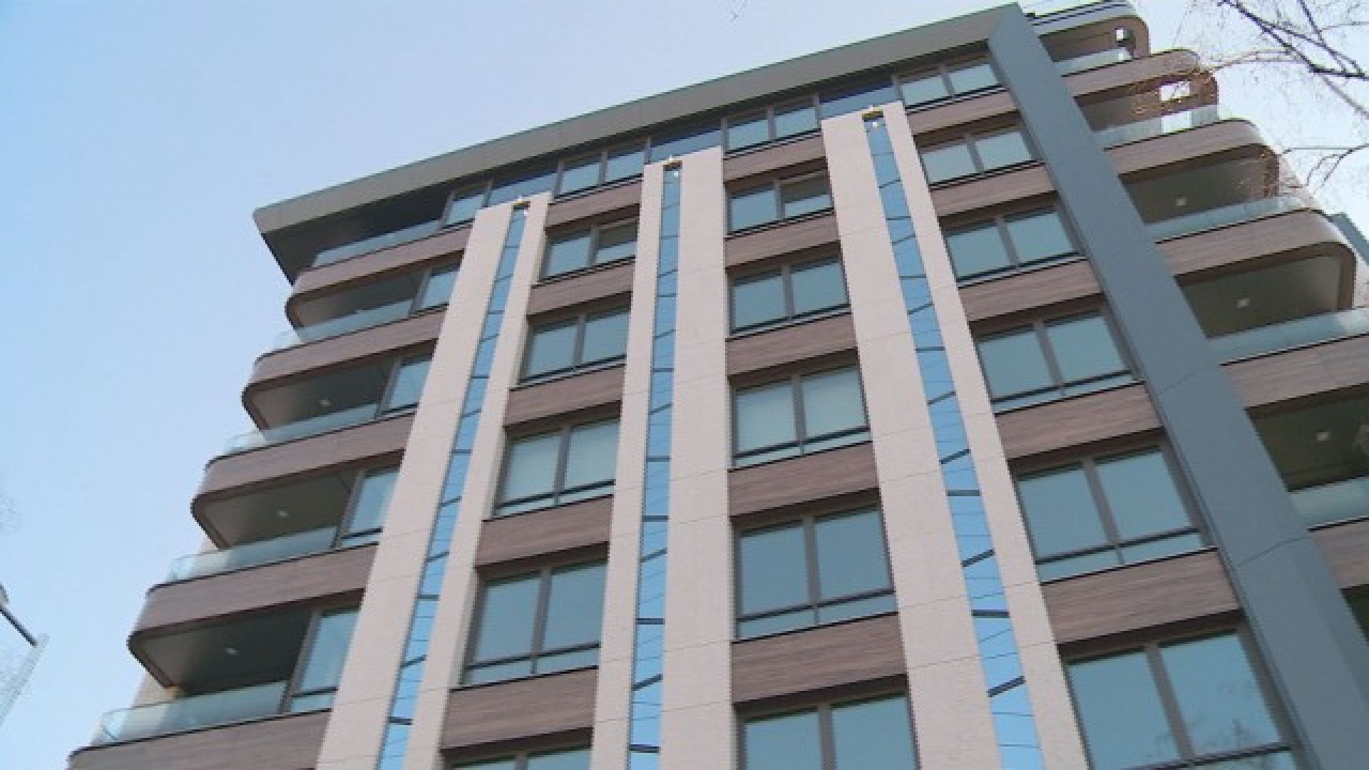 На седмия етаж в луксозната сграда Вселена в столицата където