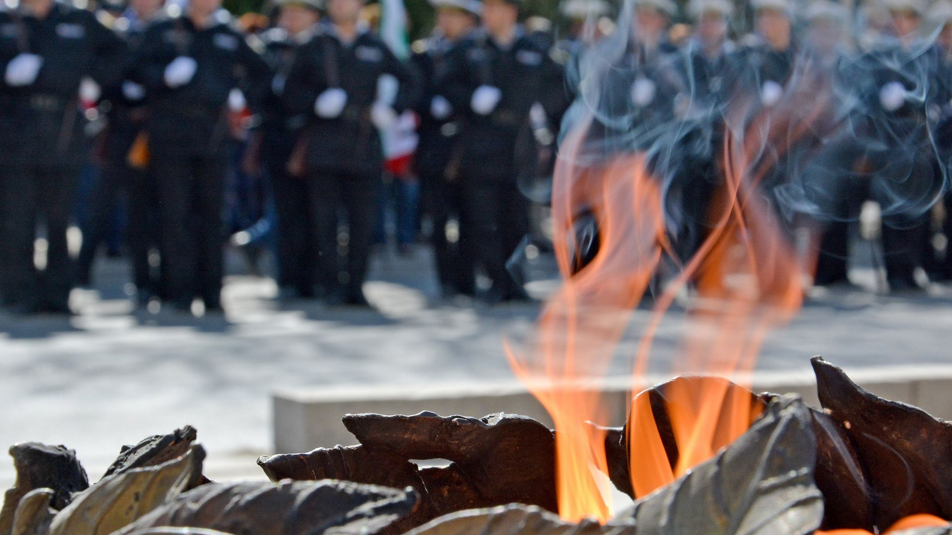 С поднасяне на венци и цветя пред арката на 8 ми