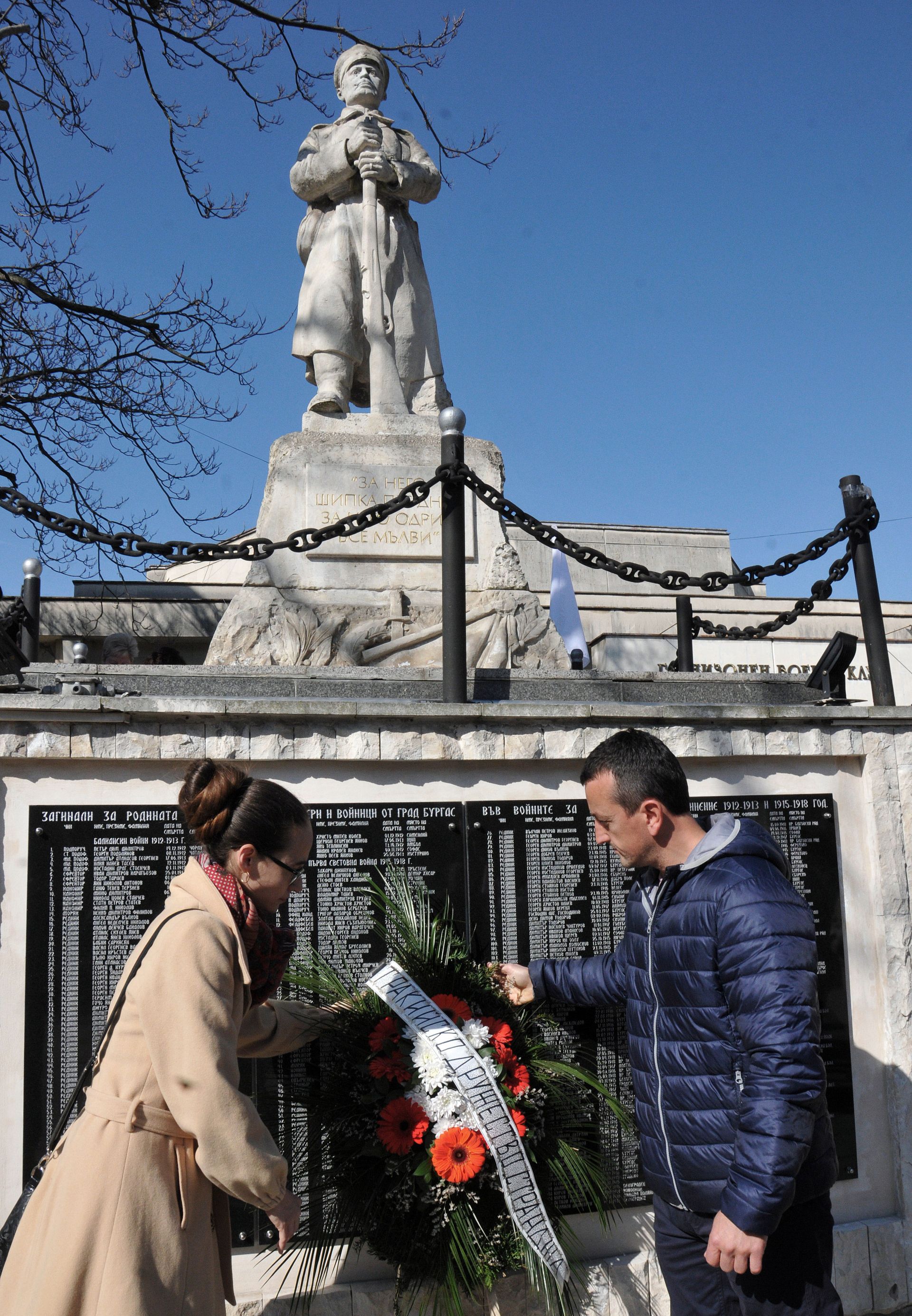 В Бургас беше отбелязан Деня на Тракия с поднасянето на венци и цветя пред паметника на 24 Черноморски полк, известен като Войнишкият паметник