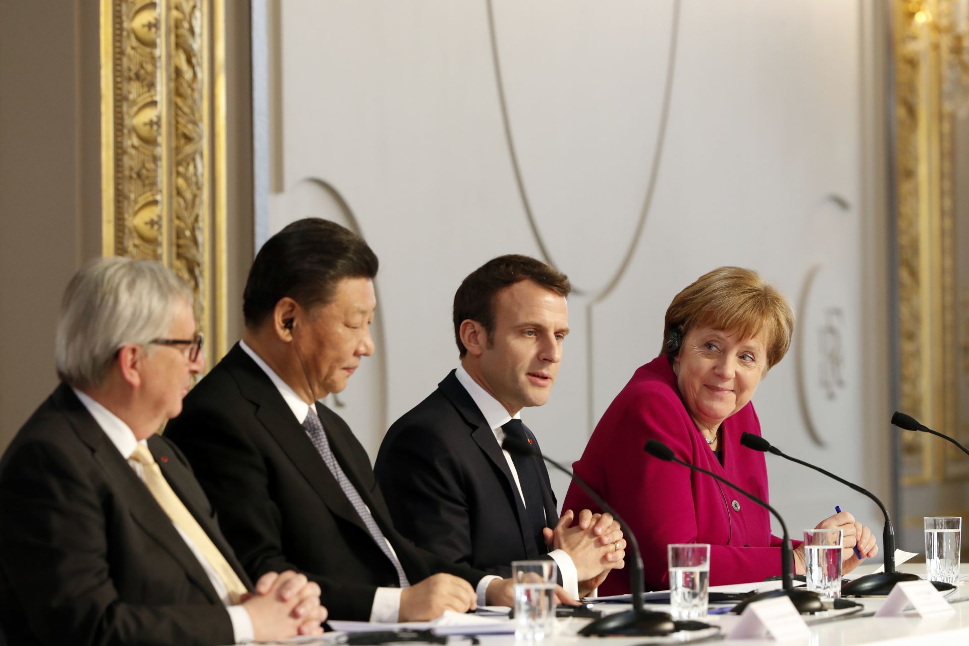 Френският президент Еманюел Макрон поиска от китайския президент Си Цзинпин да "уважава единството на Европейския съюз"