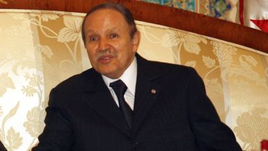  Алжирският президент подаде оставка под напън на военните 