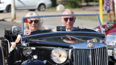 Принц Чарлз повози Камила на британски кабриолет в Хавана