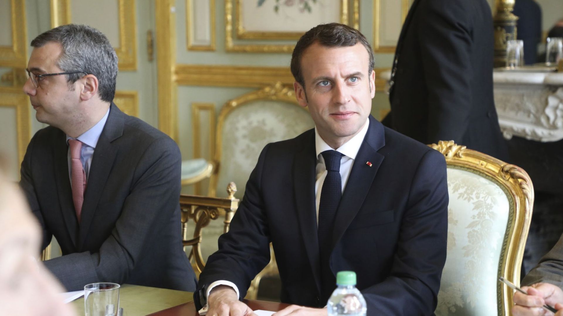 Срещу дясната ръка на френския президент Еманюел Макрон Алекси Колер