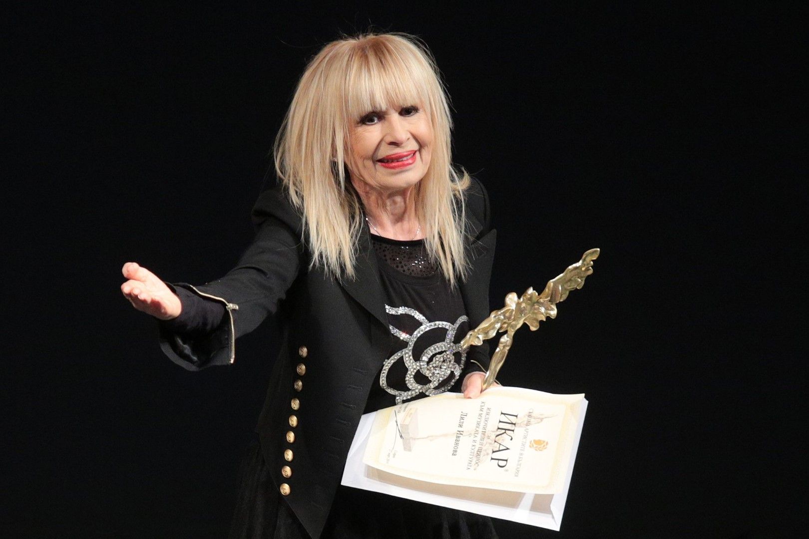 Лили с награда "Икар" през 2019 г.