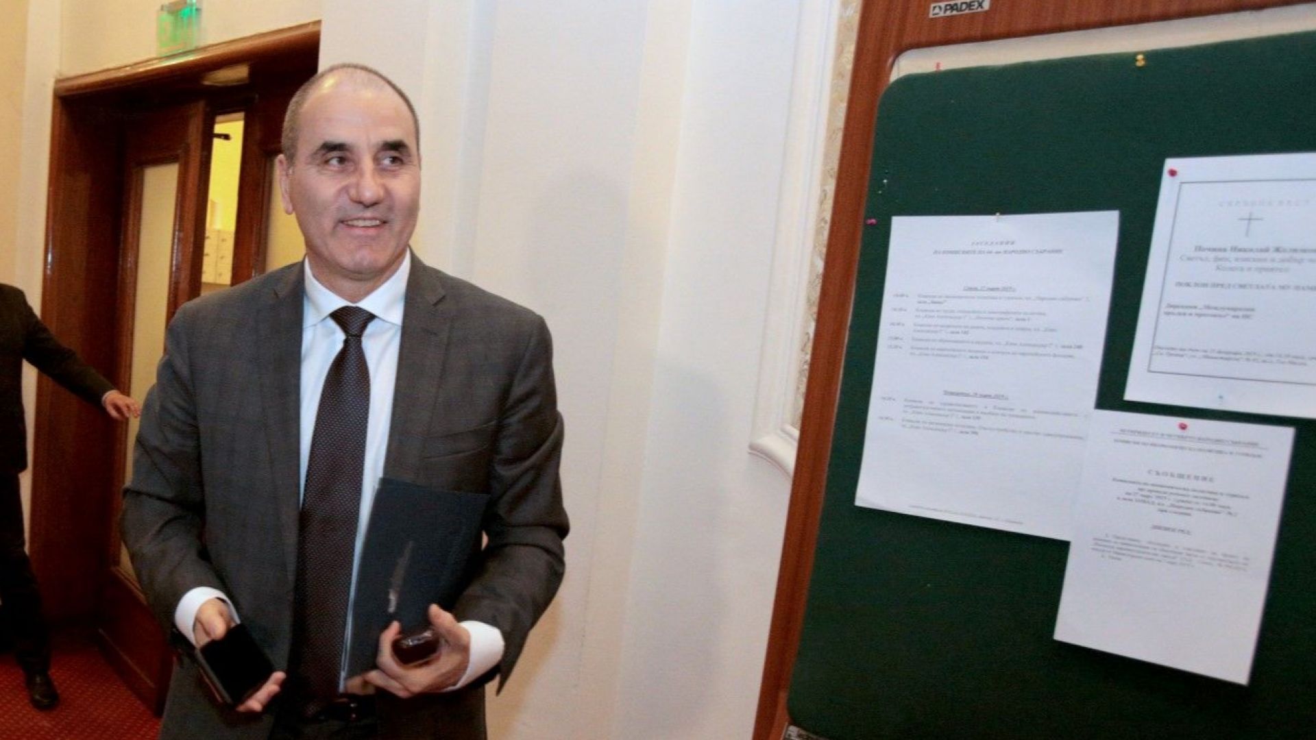 Парламентът ще гласува утре оставката на Цветан Цветанов решиха депутатите