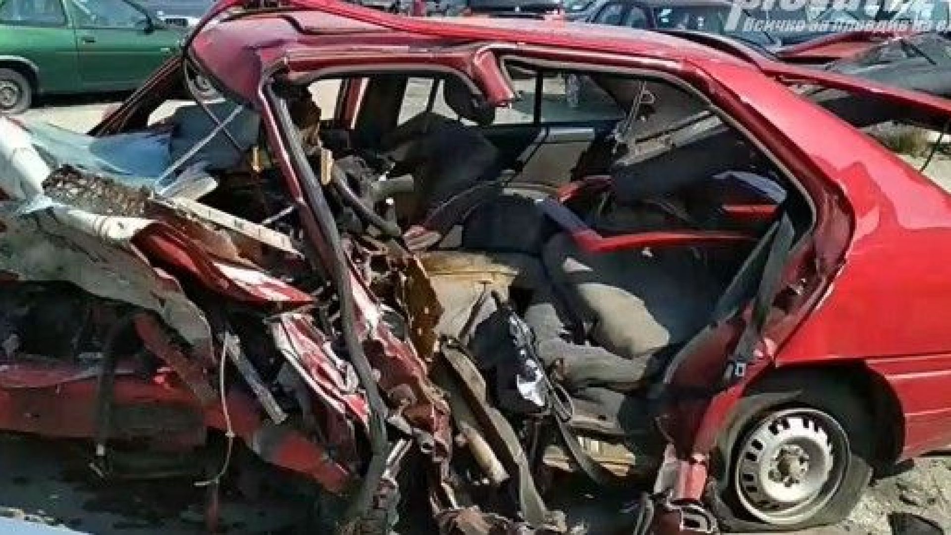 Ужасяваща е гледката на двете коли от снощната катастрофа край