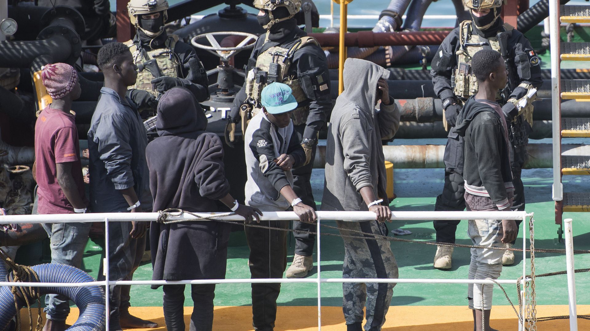 Малтийските въоръжени сили щурмуваха днес отвлечения от мигранти в Средиземно