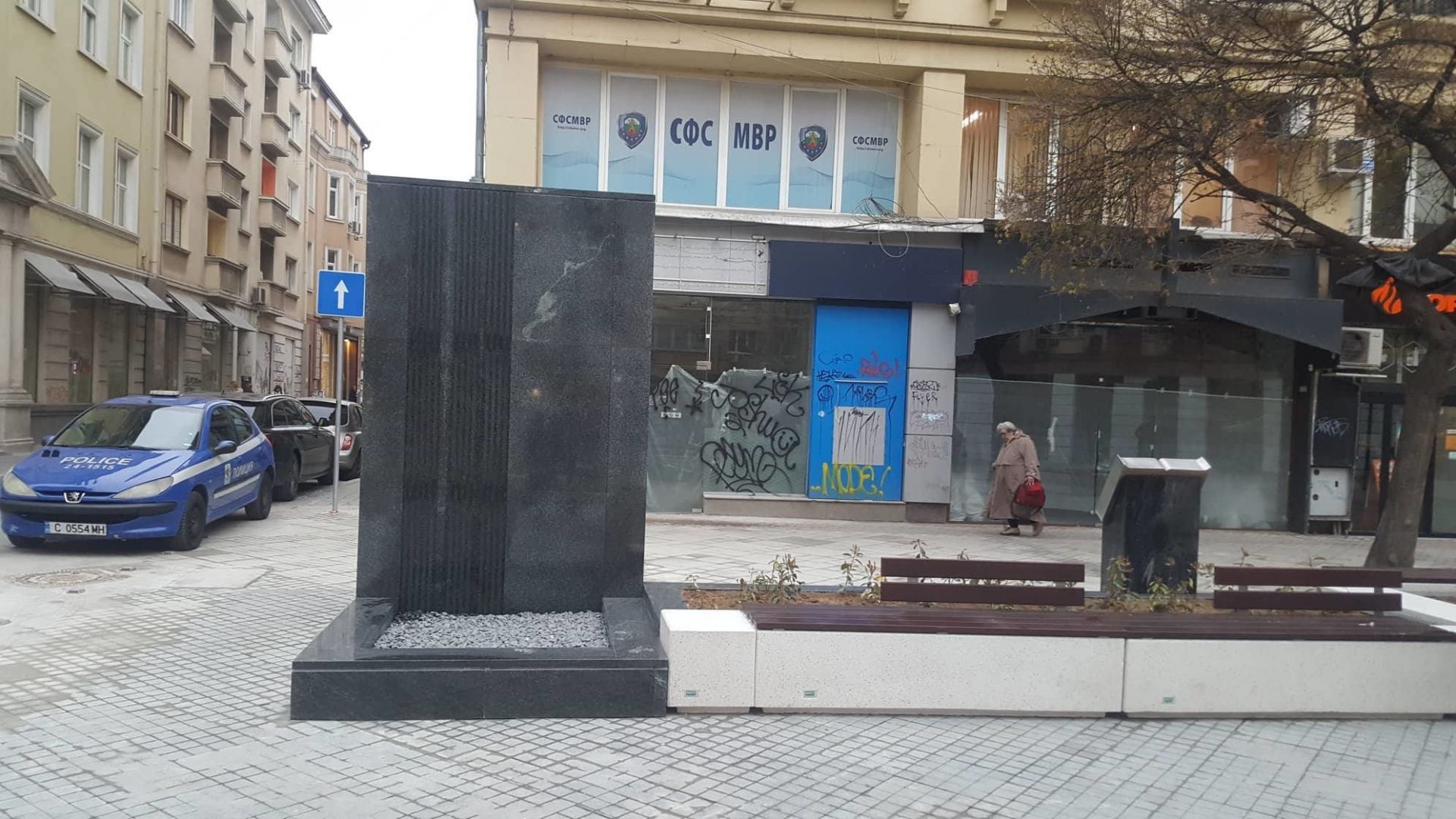 Махат спорния паметник от площад "Гарибалди" в София