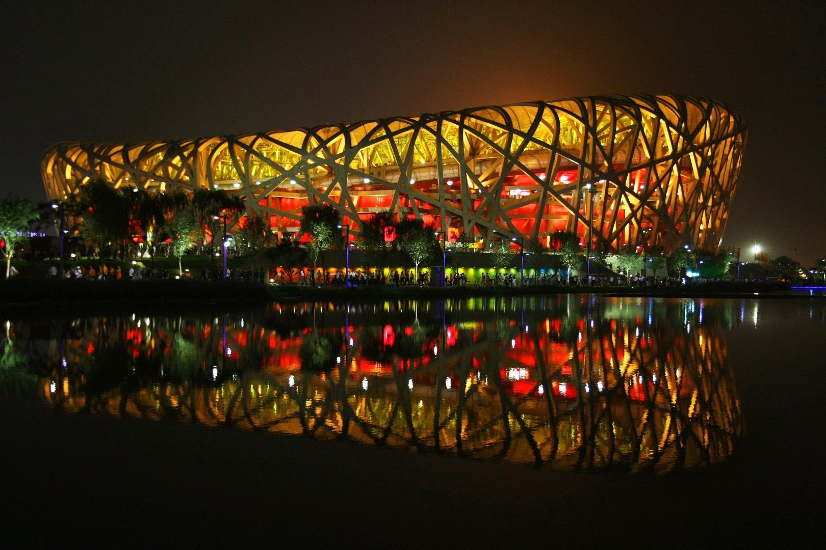 Тази нощна снимка на величествения Националния стадион в Пекин е не по-малко величествена. Той бе построен през 2007-а, за да събира 80 хиляди души. През 2008-а приема Летните олимпийски игри.